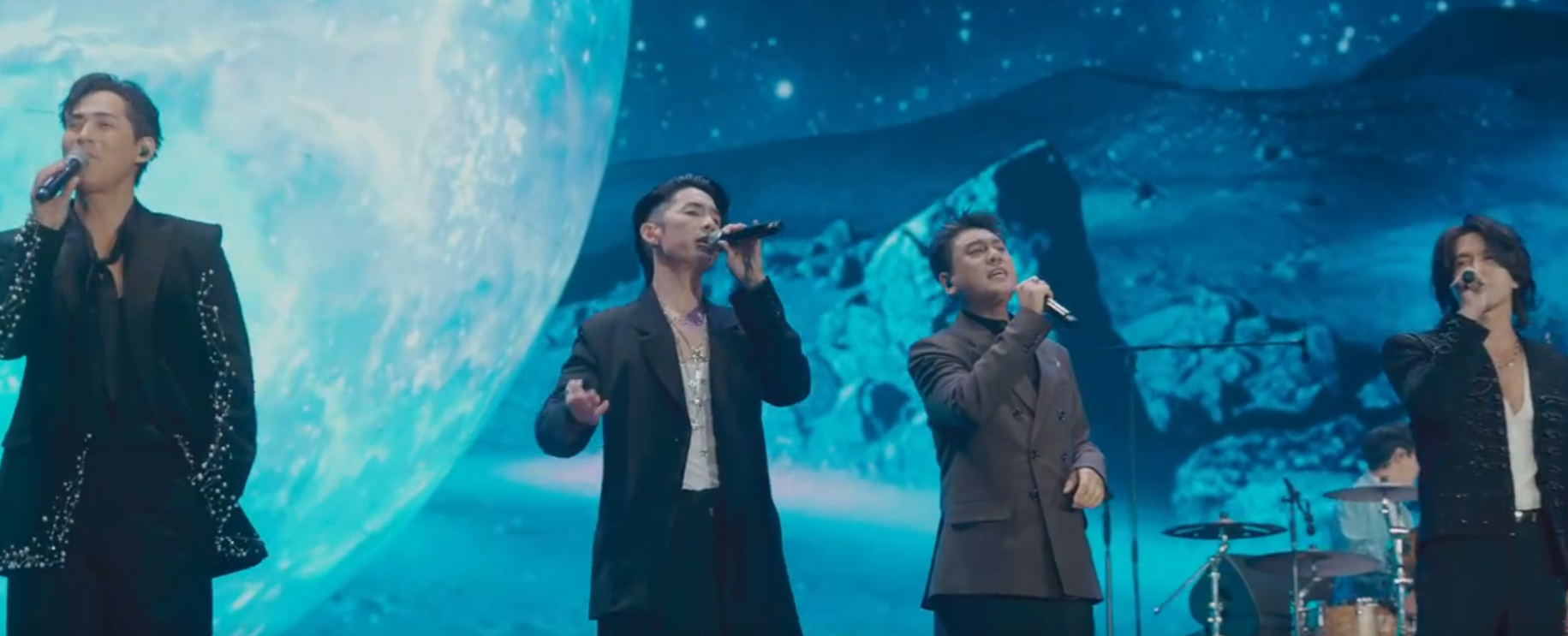 F4重聚 现身五月天演唱会合唱《流星雨》